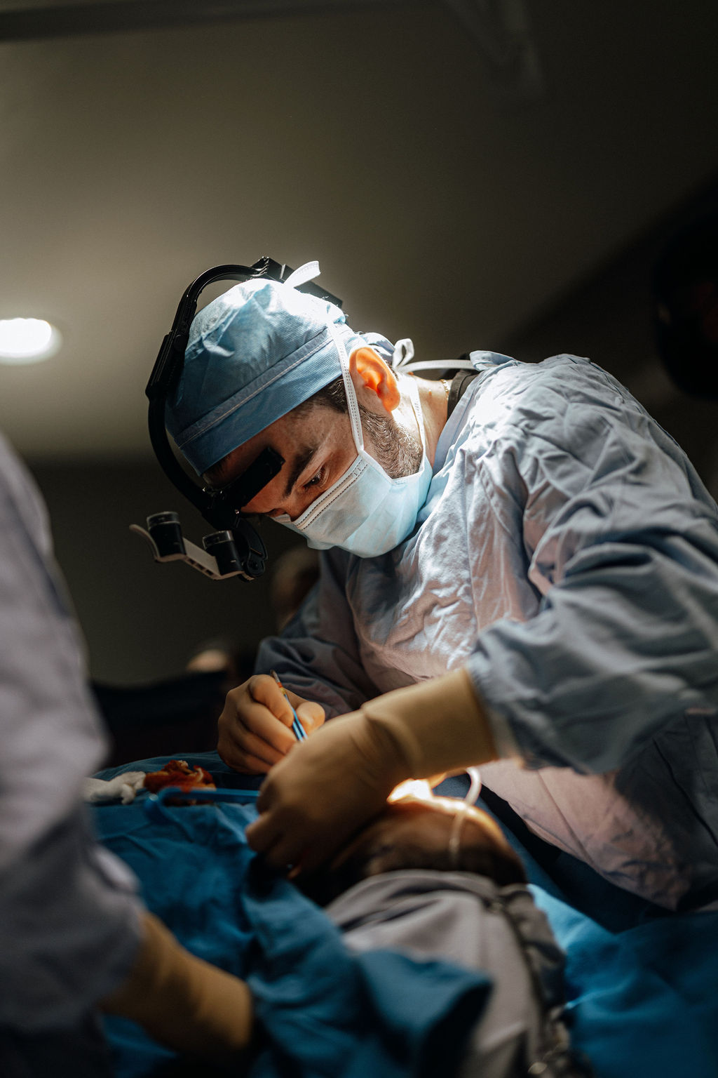 Dr. Romero con su equipo antes de un procedimiento